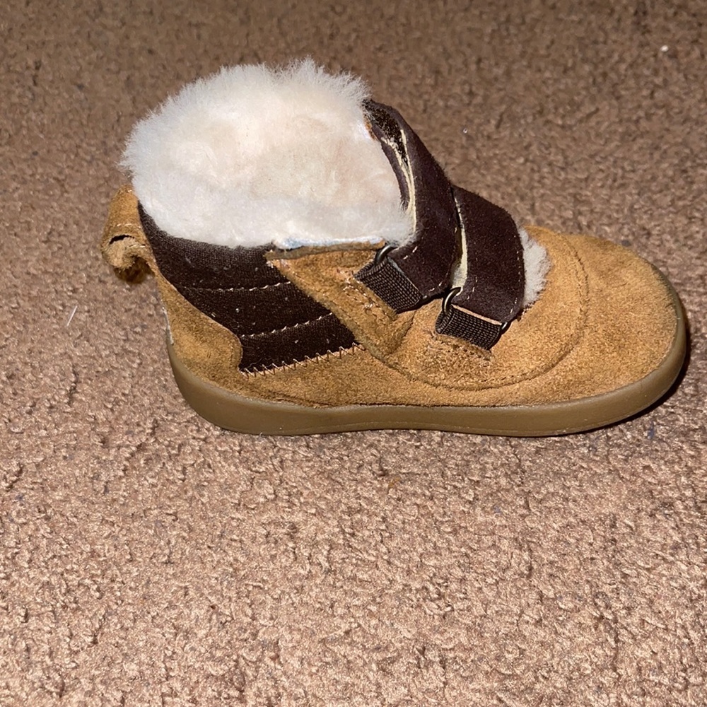 Kids Ugg’s boots - Picture 5 of 8